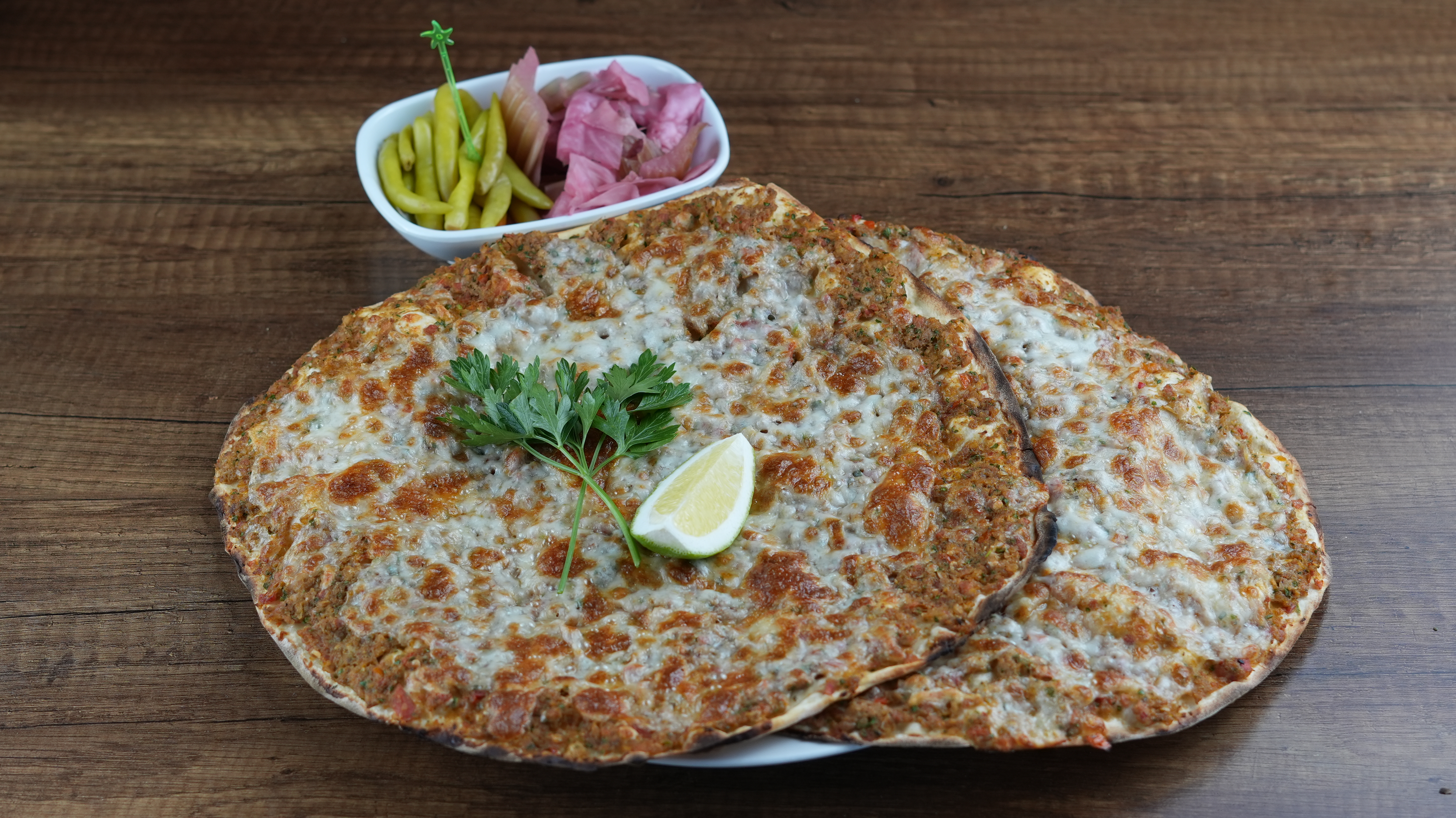 Kaşarlı Lahmacun