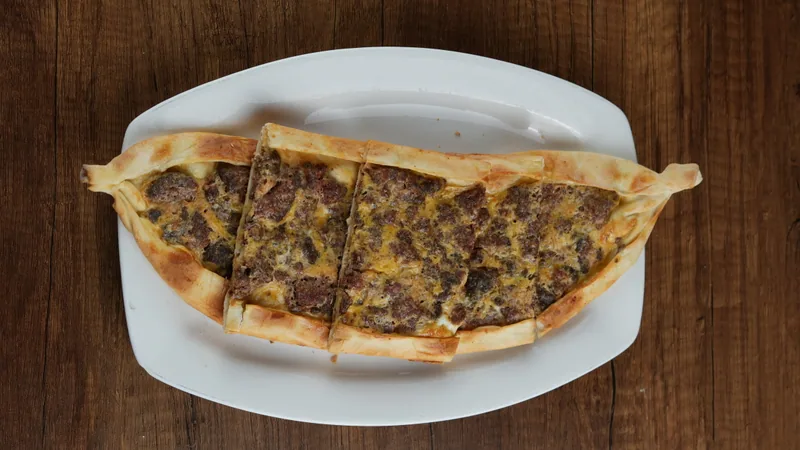 Kaşarlı Kıymalı Pide