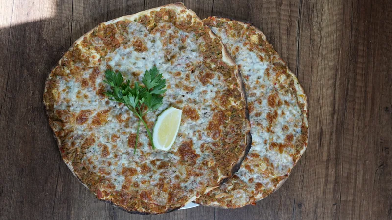 Kaşarlı Lahmacun